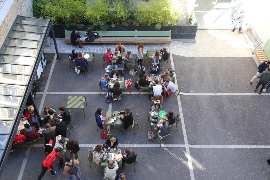 Des étudiants de l'école EPP (école des praticiens psychologue) dans la cour intérieure pendant une pause