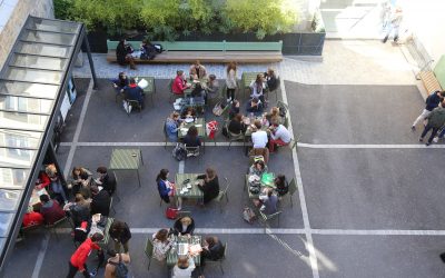 Des étudiants de l'école EPP (école des praticiens psychologue) dans la cour intérieure pendant une pause