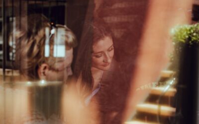 Deux femmes conversation nos echanges internationaux Ecole de Psychologues Praticiens