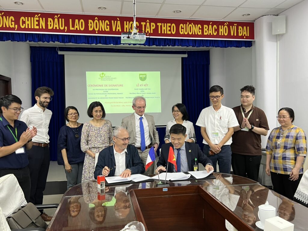 Signature protocole pluriannuel Ecole de psychologues praticiens UPNT Vietnam